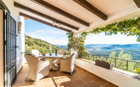 Comedor al aire libre junto a la cocina